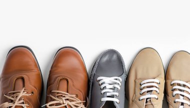 Beyaz arka planda yarım ayakkabı seti. uzay resmini kopyala. Üretici yapay zeka.