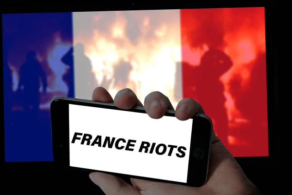 Беспорядки Франции Текст Держании Мобильного Экрана Флаг Франции Насилием Общественных — стоковое фото