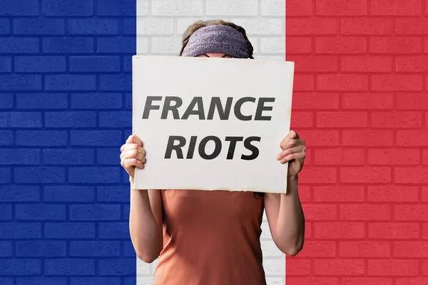 Женщины Держащие Французские Бунты Доске Объявлений Флаг Франции Текстурой Стен — стоковое фото
