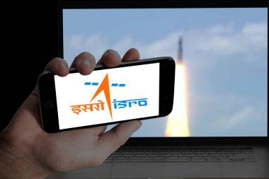  Cep telefonu ve Chandrayaan 3 'teki ISRO logosu bulanık dizüstü bilgisayar ekranı arkaplanında başlangıç resmi.
