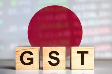 Japonya bayraklı tahta harf bloklarında GST sergileniyor. Vergi kavramı. resimleme tasarımı.
