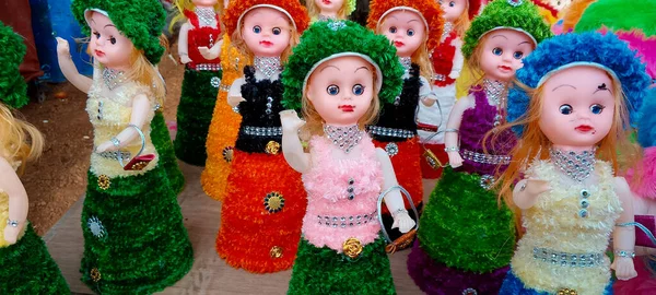 Bonecas Elegantes Com Diferentes Tipos Trajes Vendas Bonecas Evento — Fotografia de Stock