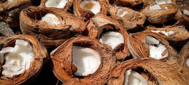Bir sürü kuru hindistan cevizi güneşte kuruyup hindistan cevizi yağı ve diğer amaçlar için ikiye bölünmüş..