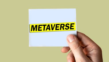 Renk arkaplanı üzerinde izole edilmiş el ele tutuşma kağıdında gösterilen Metaverse metin.