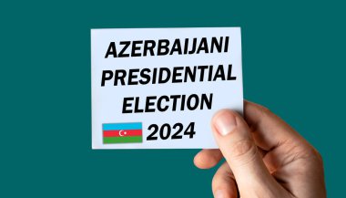 Azerbaycan cumhurbaşkanlığı seçimleri 2024 metni, koyu arkaplanda izole edilmiş kağıtlarla el ele sergileniyor.