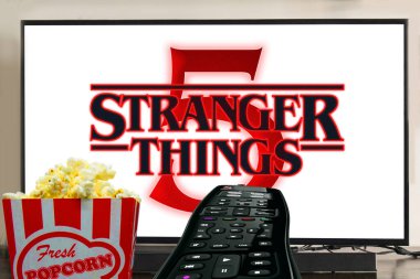 Televizyonda beşinci sezonda patlamış mısır ve uzaktan kumandayla gösterilen garip şeyler. seriler konsepti ile eğlence.