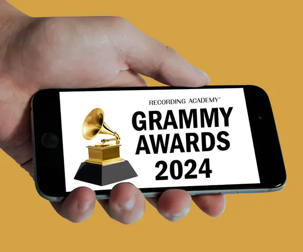 Grammy Prêmios 2024 Logotipo Exibido Mão Segurando Tela Móvel Isolado — Fotografia de Stock