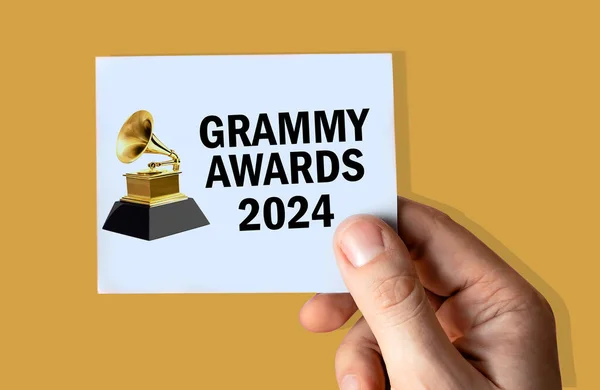 Grammy Prêmios 2024 Texto Exibido Mão Segurando Papel Isolado Fundo — Fotografia de Stock