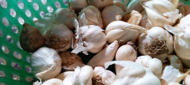 Sepette çiğ sarımsak. Resmi kapat @ info.