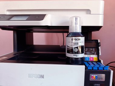  Mürekkep şişeli bir Epson yazıcısı. seçici odak resmi