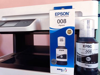 MADURAI, INDIA, 27 Şubat 2024: mürekkep şişesi ve kutusu olan bir Epson yazıcısı. resmi kapat. 
