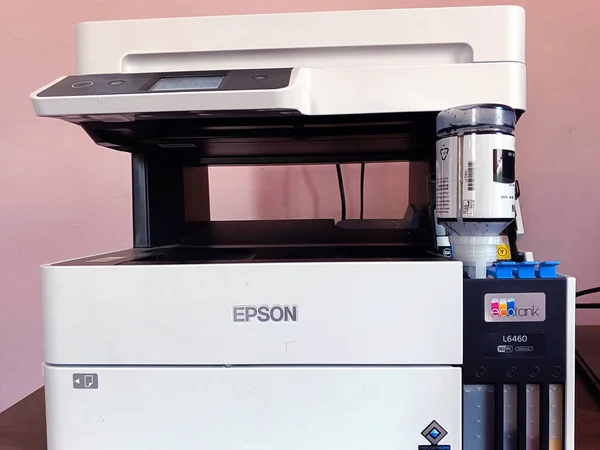 MADURAI, INDIA, 27 Şubat 2024: depoda siyah mürekkeple doldurulmuş bir yazıcı. Ofis arka planında izole