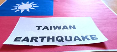 Tayvan depremi ve Tayvan bayrağı masanın üzerine basılmış..