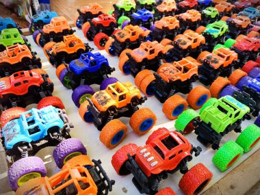 Renkli Oyuncak Arabalar Yığını