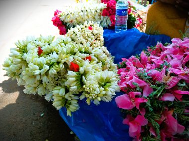 Kokulu Yasemin ve Güney Hindistan pazarındaki diğer pembe çiçekler. seçici odak resmi.