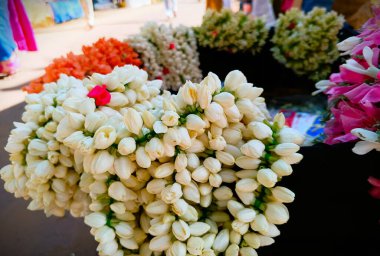 Kokulu Yasemin ve Güney Hindistan pazarındaki diğer çiçekler. seçici odak resmi.