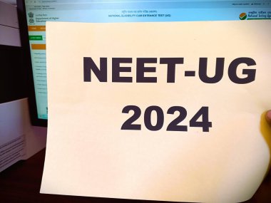  NEET UG 2024 sınavlarını gösteren basılı bir kağıt. Web sitesi arka planı izole edildi. 