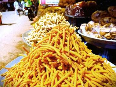 Güney Hindistan tapınak festivalinde tatlı ve ekşi atıştırmalıklar.