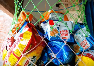 Yerel dükkanda asılı bir sürü Hint bisküvisi var..