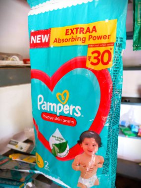 Yerel mağazada sallanan ürünleri şımartıyor.