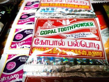 Gopal diş pudrası diğer ürünlerle birlikte yerel mağazada asılı. .