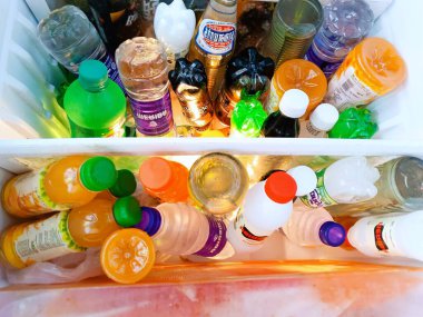  Lokal Market Buzdolabında Soğuk İçecekler