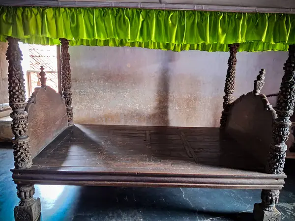 stock image PADMANABHAPURAM PALACE, KANYAKUMARI, INDIA 11TH SEPTEMBER 2024: Beautifully carved wooden bed from the historic Padmanabhapuram Palace.