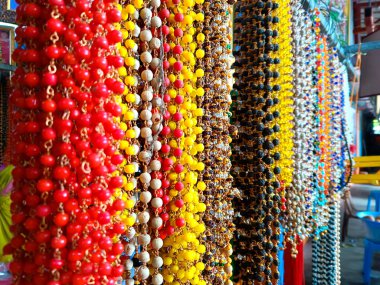 Mağazada asılı renkli boncuklu Mala. 