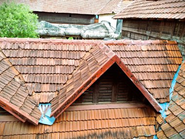 Padmanabhapuram sarayının çatısında geleneksel Kerala tarzının karmaşık detaylarını gösteren yakın plan bir resim..