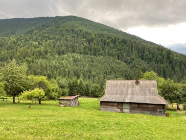 Bir dağ köyü olan güzel bir manzara.