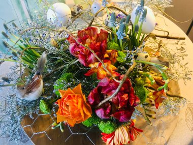 Rengarenk bir buket çiçek. Çiçek dekoru