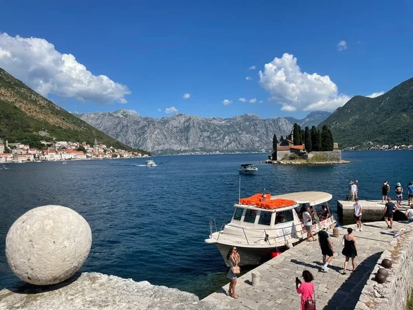 Kotor, mongro-Temmuz 29, 2019: Yazın Perast şehrinin manzarası