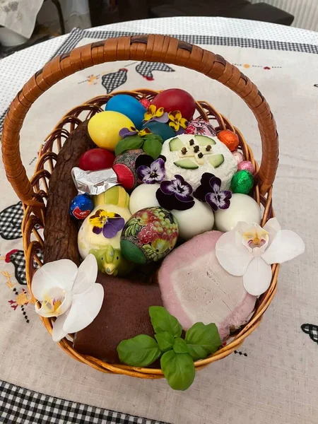 Velikonoční Vajíčka Čokoládový Dort Ukrajinský Velikonoční Koš — Stock fotografie