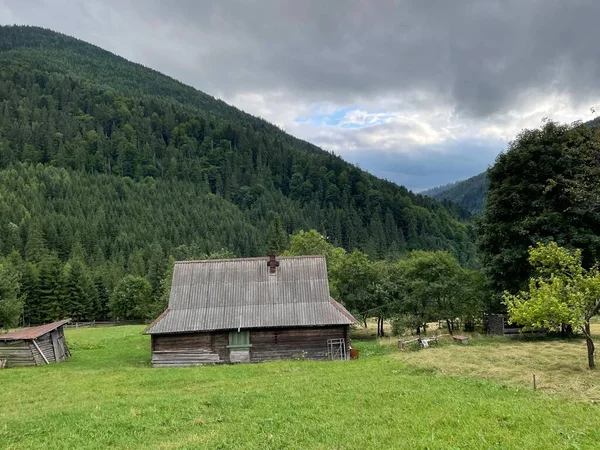 Bir dağ köyü olan güzel bir manzara.