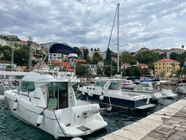 Akdeniz yat limanının manzarası 