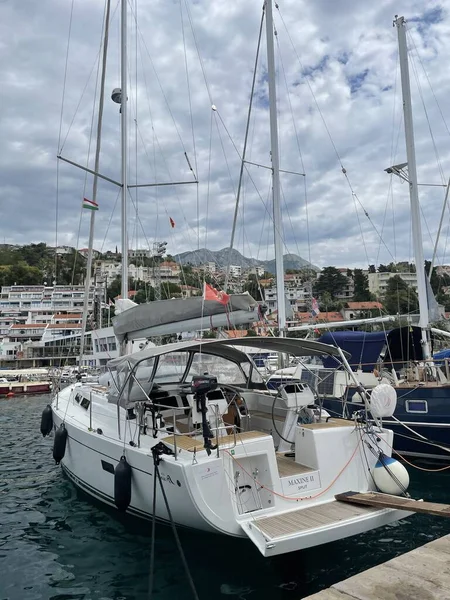 Akdeniz limanında yatlar. 