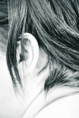 Uzun saçlı güzel kız.