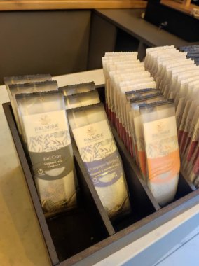 Farklı renkli tişörtlere yakın çekim