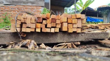 Kereste fabrikasında odun yığını