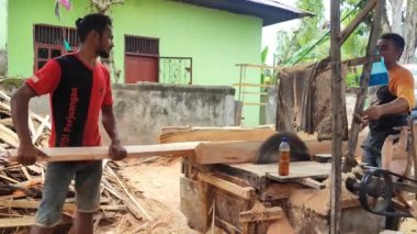 Endonezya kereste fabrikasında çalışıyorum. Blokları parçalıyorum, kereste fabrikası 9 'da.