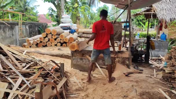 Робота Індонезійській Лісопильні Розщеплює Блоки Блоки Лісопильні — стокове відео