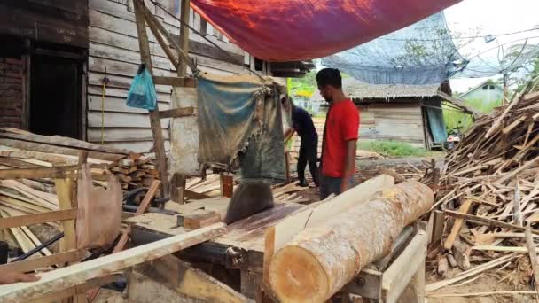 Робота Індонезійській Лісопильні Розбиває Блоки Блоки Лісопильні — стокове відео