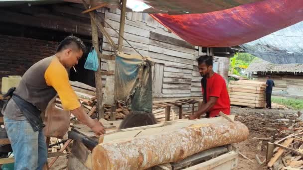 Работа Индонезийской Лесопилке Расщепляет Блоки Блоки Лесопилке — стоковое видео