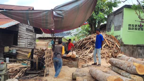 Робота Індонезійській Лісопильні Розщеплює Блоки Лісопильні — стокове відео