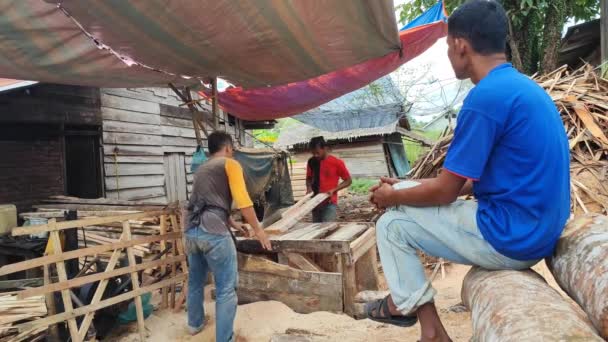 Endonezya Bıçkıhanesinde Çalışmak Blokları Kırıyor Kereste Fabrikası Bloklarını — Stok video