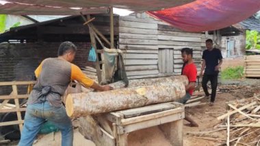 Endonezya kereste fabrikasında çalışmak blokları ayırıyor, kereste fabrikası 2 'deki blokları.