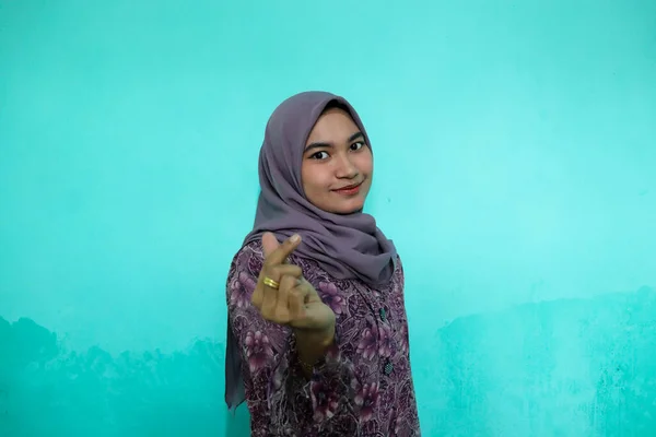 Wanita Asia Bergairah Mengenakan Gaun Cetak Bunga Ungu Yang Menunjukkan — Stok Foto
