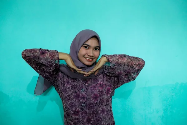 Возбужденная Азиатка Фиолетовом Цветочном Платье Выражением Лица Неким Стилем Движением — стоковое фото
