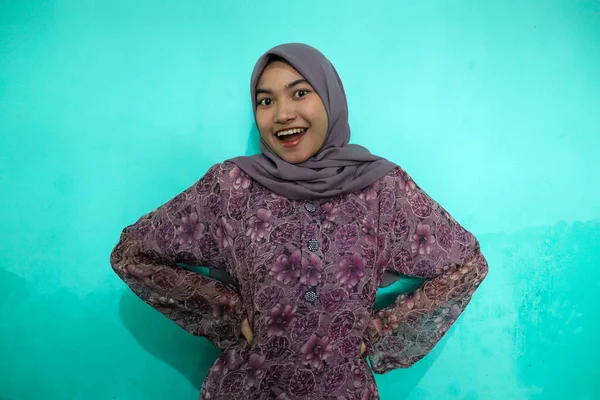 Femme Asiatique Excitée Portant Une Robe Imprimé Floral Violet Montrant — Photo