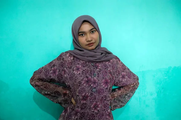 Aufgeregte Asiatin Lila Kleid Mit Floralem Print Das Ausdruck Und — Stockfoto